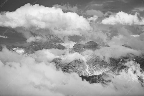 Blick vom Estergebirge hinüber zum Soierngebirge - Ihre Majestät 3:2 sw -- Wolkenstimmung mit Soiernspitze - mehr Infos bei www.Kriner-Weiermann.de