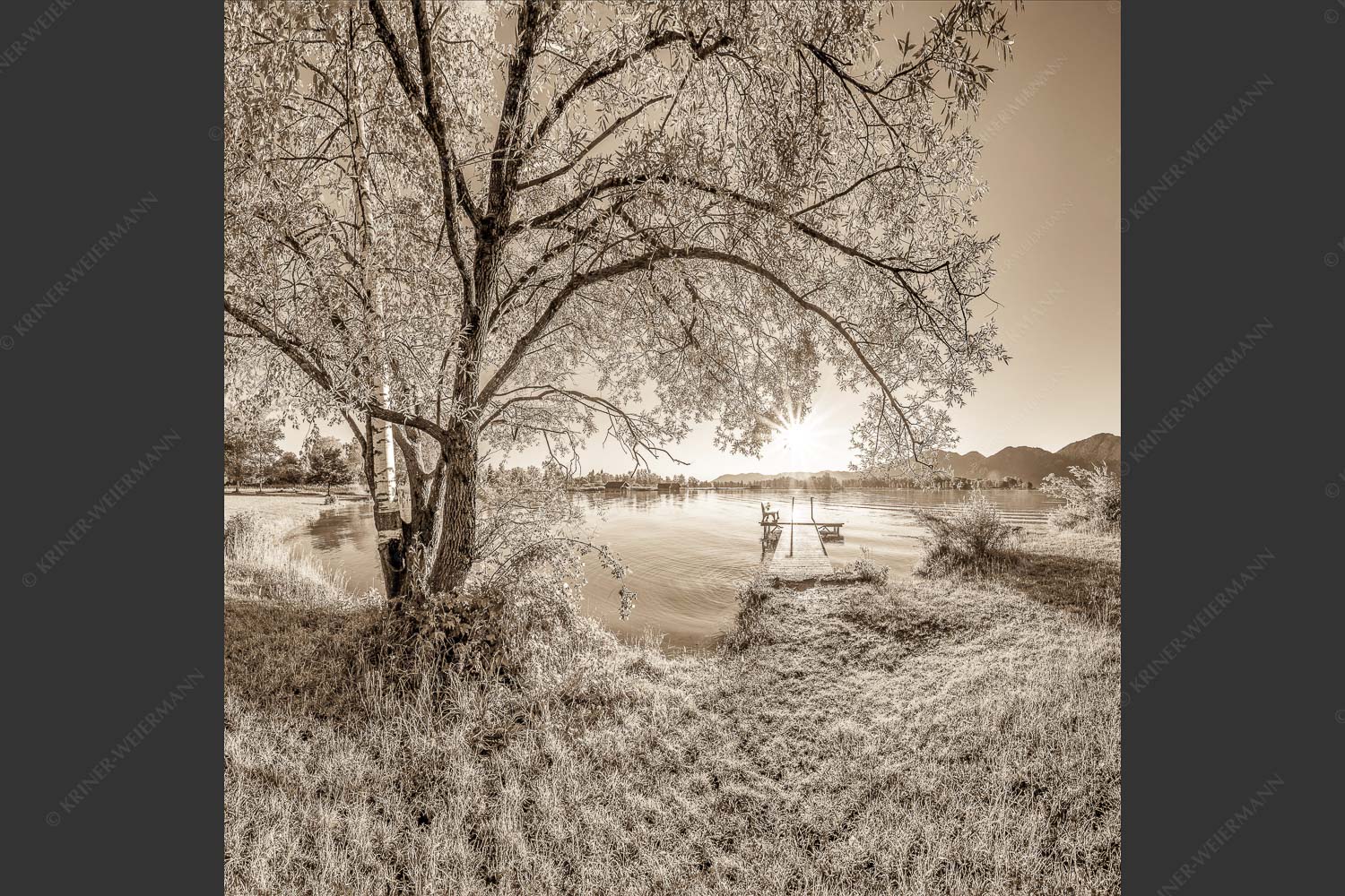 Blick über den Kochelsee in den Sonnenaufgang - Immer wieder geht die Sonne auf 1:1 sepia -- Kochelsee - mehr Infos bei www.Kriner-Weiermann.de