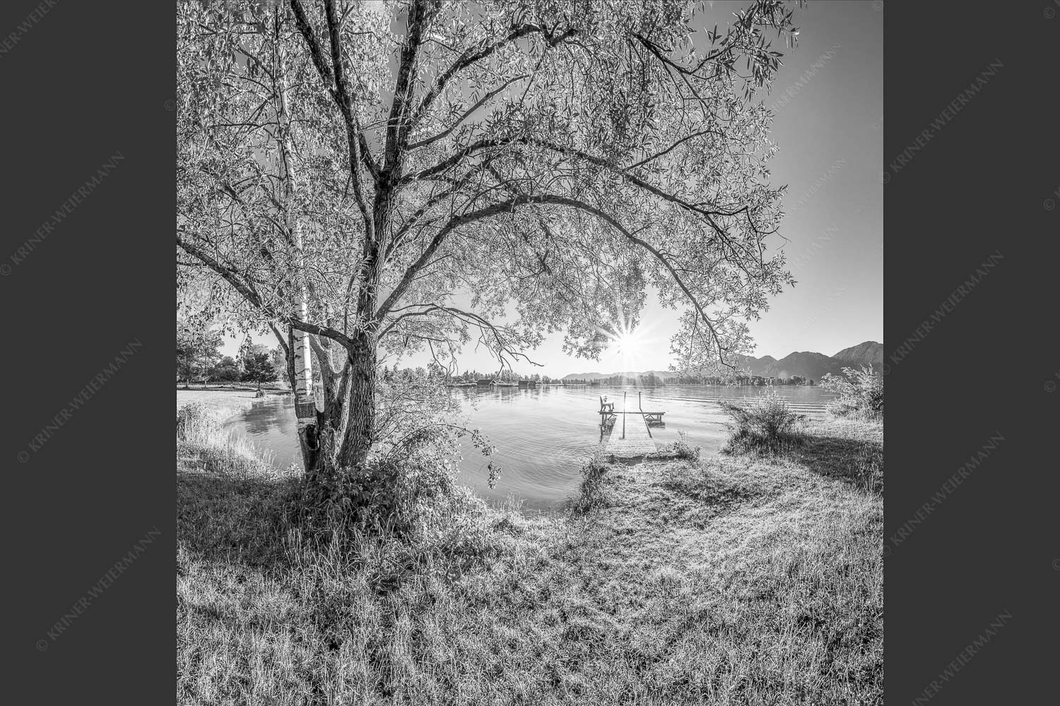 Blick über den Kochelsee in den Sonnenaufgang - Immer wieder geht die Sonne auf 1:1 sw -- Kochelsee - mehr Infos bei www.Kriner-Weiermann.de