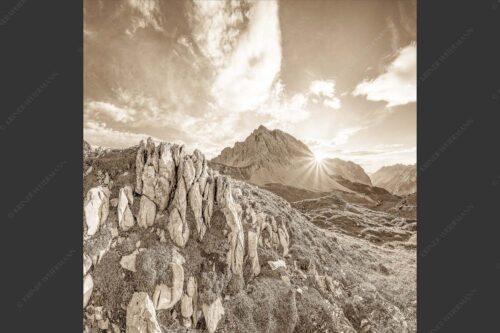 Sonnenuntergang hinter Rumerspitze im Karwendel - In der Pfeis 1:1 sepia -- Rumerspitze im Karwendel - mehr Infos bei www.Kriner-Weiermann.de