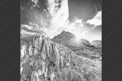 Sonnenuntergang hinter Rumerspitze im Karwendel - In der Pfeis 1:1 sw -- Rumerspitze im Karwendel - mehr Infos bei www.Kriner-Weiermann.de
