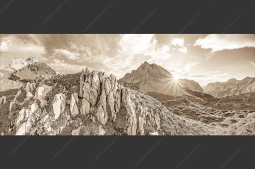 Sonnenuntergang hinter Rumerspitze im Karwendel - In der Pfeis 2,5:1 sepia -- Rumerspitze im Karwendel - mehr Infos bei www.Kriner-Weiermann.de