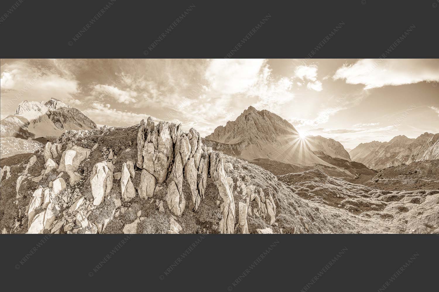 Sonnenuntergang hinter Rumerspitze im Karwendel - In der Pfeis 2,5:1 sepia -- Rumerspitze im Karwendel - mehr Infos bei www.Kriner-Weiermann.de