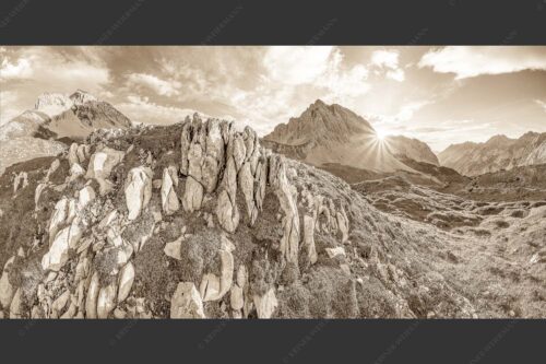 Sonnenuntergang hinter Rumerspitze im Karwendel - In der Pfeis 2:1 sepia -- Rumerspitze im Karwendel - mehr Infos bei www.Kriner-Weiermann.de