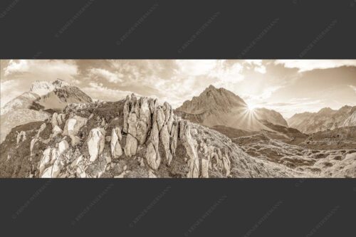 Sonnenuntergang hinter Rumerspitze im Karwendel - In der Pfeis 3:1 sepia -- Rumerspitze im Karwendel - mehr Infos bei www.Kriner-Weiermann.de