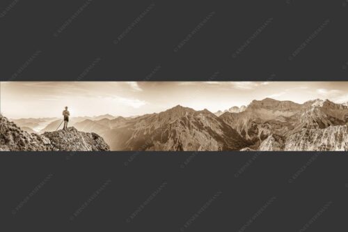 Traditioneller Bergsteiger unterwegs im Karwendel- Soierngebirge - In seiner Hoamat 5:1 sepia -- Historischer Bergsteiger im Soiern - mehr Infos bei www.Kriner-Weiermann.de