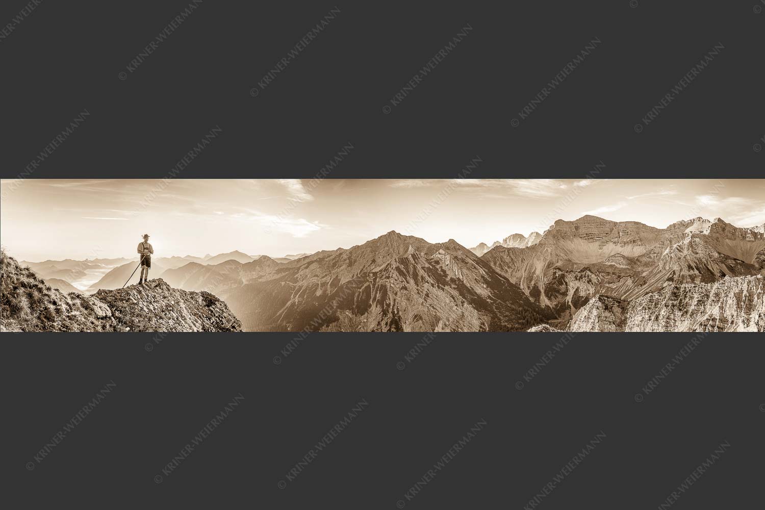 Traditioneller Bergsteiger unterwegs im Karwendel- Soierngebirge - In seiner Hoamat 5:1 sepia -- Historischer Bergsteiger im Soiern - mehr Infos bei www.Kriner-Weiermann.de