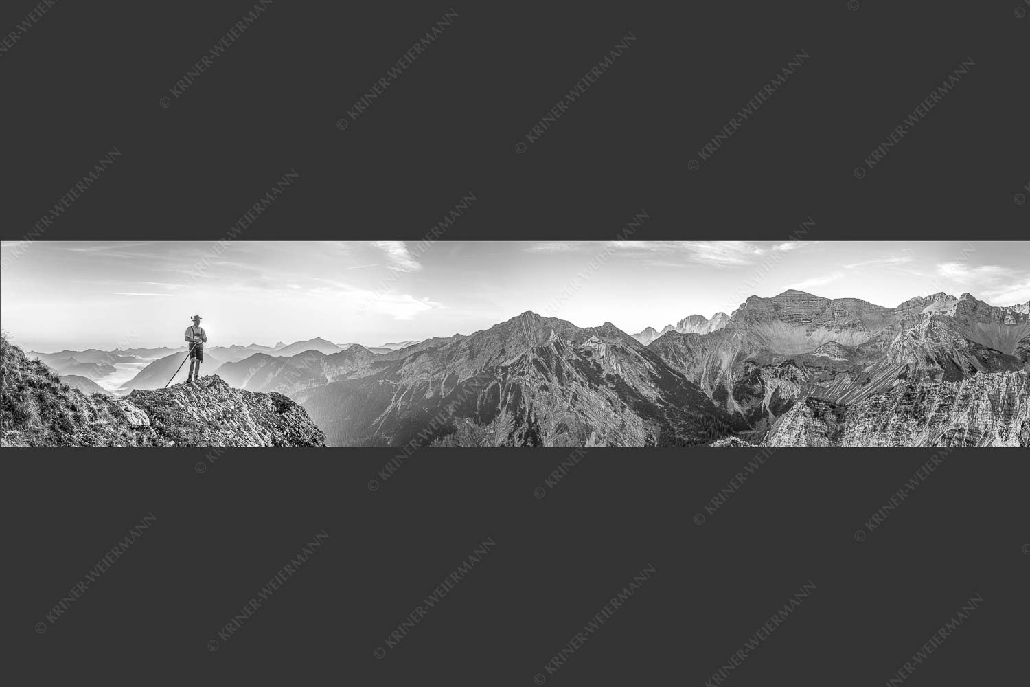 Traditioneller Bergsteiger unterwegs im Karwendel- Soierngebirge - In seiner Hoamat 5:1 sw -- Historischer Bergsteiger im Soiern - mehr Infos bei www.Kriner-Weiermann.de