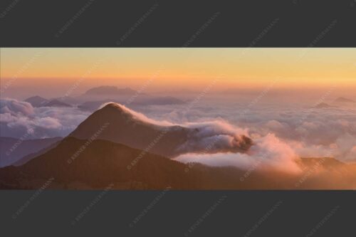 Nebelreissen am Simetsberg mit Benediktenwand im Hintergrund - In Watte gepackt 2,5:1  -- Morgenstimmung am Simetsberg - mehr Infos bei www.Kriner-Weiermann.de