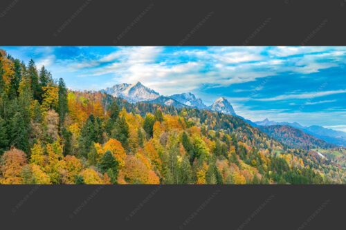 Blick über Herbstwald zum Zugspitzmassiv im Wettersteingebirge - Indian Summer Dahoam 2,5:1  -- Herbstfärbung mit Alpspitze Zugspitze und Waxenstein - mehr Infos bei www.Kriner-Weiermann.de