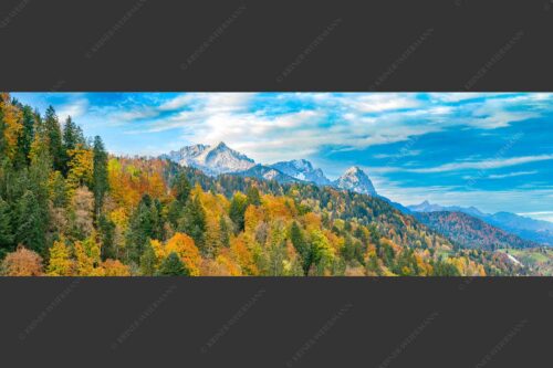 Blick über Herbstwald zum Zugspitzmassiv im Wettersteingebirge - Indian Summer Dahoam 3:1  -- Herbstfärbung mit Alpspitze Zugspitze und Waxenstein - mehr Infos bei www.Kriner-Weiermann.de