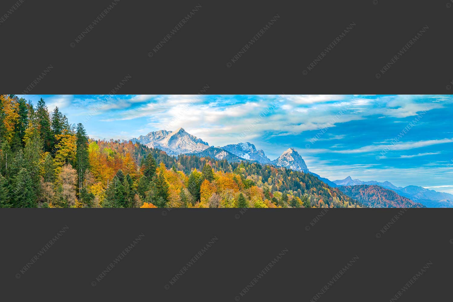 Blick über Herbstwald zum Zugspitzmassiv im Wettersteingebirge - Indian Summer Dahoam 4:1  -- Herbstfärbung mit Alpspitze Zugspitze und Waxenstein - mehr Infos bei www.Kriner-Weiermann.de