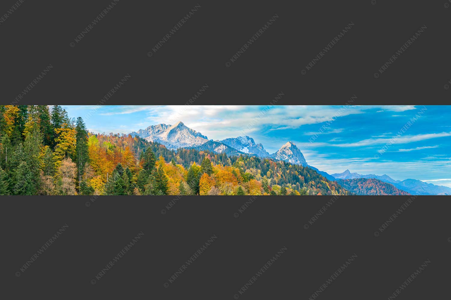 Blick über Herbstwald zum Zugspitzmassiv im Wettersteingebirge - Indian Summer Dahoam 5:1  -- Herbstfärbung mit Alpspitze Zugspitze und Waxenstein - mehr Infos bei www.Kriner-Weiermann.de