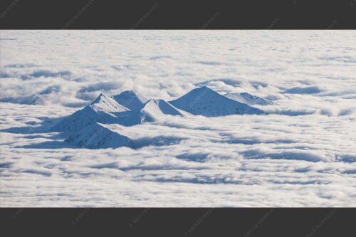 Der Blick von der Zugspitze hinüber zu den verschneiten Gipfeln des Estergebirges - Inselwelten 2:1  -- Estergebirge im Nebelmeer - mehr Infos bei www.Kriner-Weiermann.de