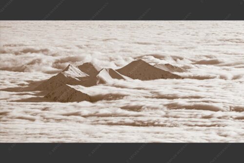 Der Blick von der Zugspitze hinüber zu den verschneiten Gipfeln des Estergebirges - Inselwelten 2:1 sepia -- Estergebirge im Nebelmeer - mehr Infos bei www.Kriner-Weiermann.de