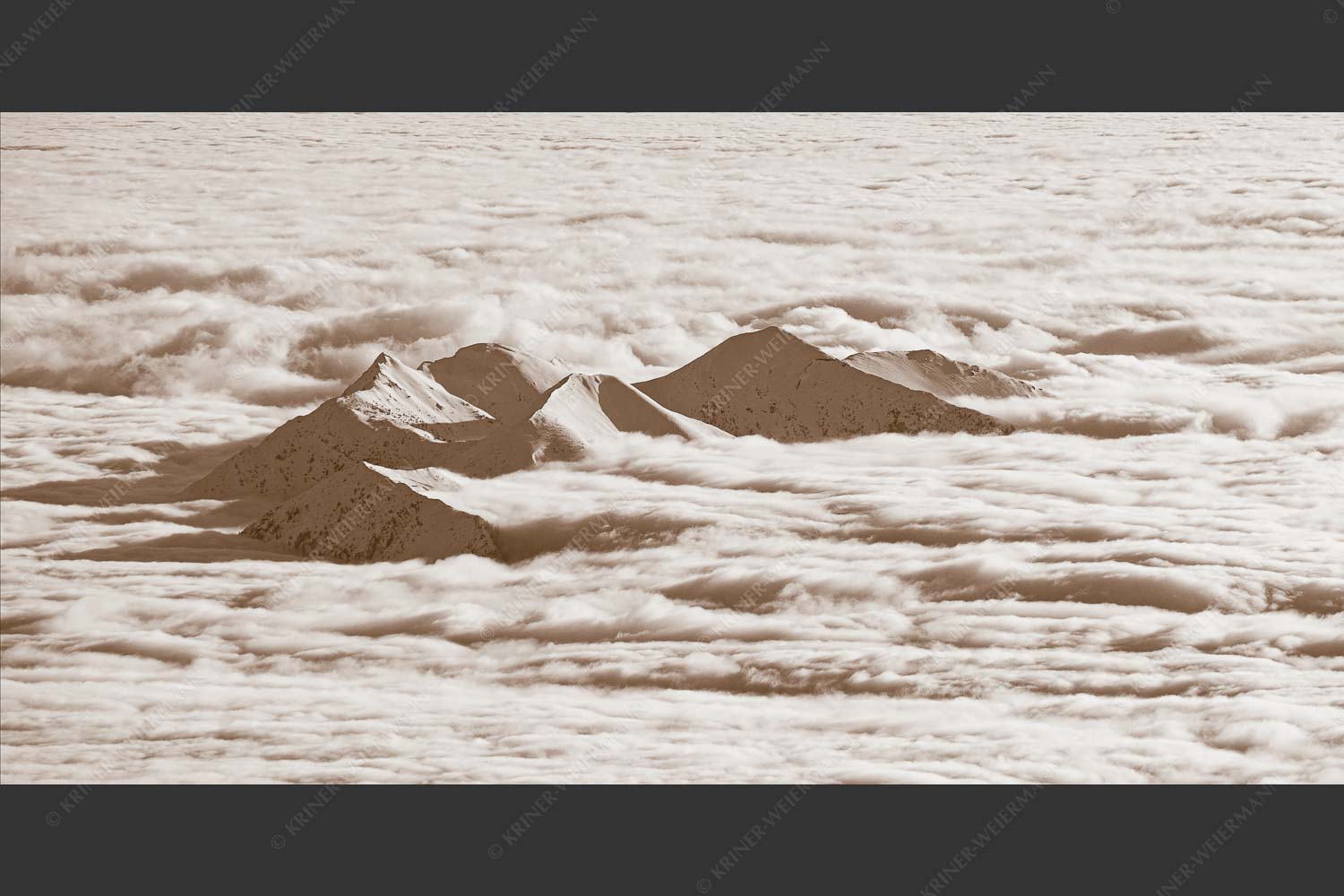 Der Blick von der Zugspitze hinüber zu den verschneiten Gipfeln des Estergebirges - Inselwelten 2:1 sepia -- Estergebirge im Nebelmeer - mehr Infos bei www.Kriner-Weiermann.de