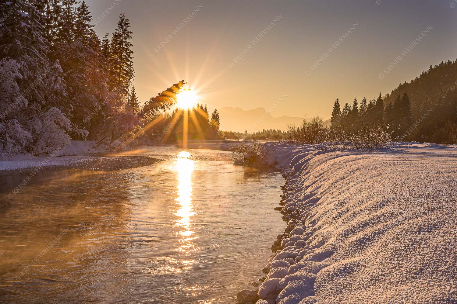 Sonnenuntergang an der Isar mit Zugspitze im Hintergrund - Isarreggae 3:2 -- Isar im Sonnenuntergang - mehr Infos bei www.Kriner-Weiermann.de