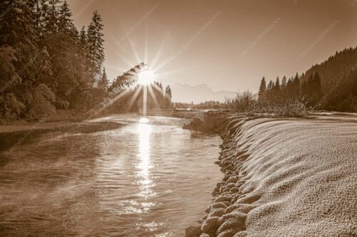 Sonnenuntergang an der Isar mit Zugspitze im Hintergrund - Isarreggae 3:2 sepia -- Isar im Sonnenuntergang - mehr Infos bei www.Kriner-Weiermann.de