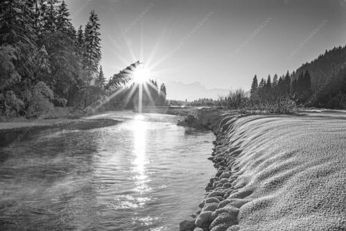 Sonnenuntergang an der Isar mit Zugspitze im Hintergrund - Isarreggae 3:2 sw -- Isar im Sonnenuntergang - mehr Infos bei www.Kriner-Weiermann.de