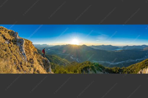 Blick übers Isartal und Walchensee in den Sonnenuntergang - Isartal und Walchensee 3:1  -- Bergsteiger blickt ins Obere Isartal - mehr Infos bei www.Kriner-Weiermann.de