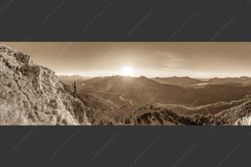 Blick übers Isartal und Walchensee in den Sonnenuntergang - Isartal und Walchensee 3:1 sepia -- Bergsteiger blickt ins Obere Isartal - mehr Infos bei www.Kriner-Weiermann.de