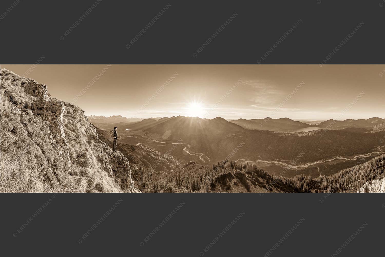 Blick übers Isartal und Walchensee in den Sonnenuntergang - Isartal und Walchensee 3:1 sepia -- Bergsteiger blickt ins Obere Isartal - mehr Infos bei www.Kriner-Weiermann.de