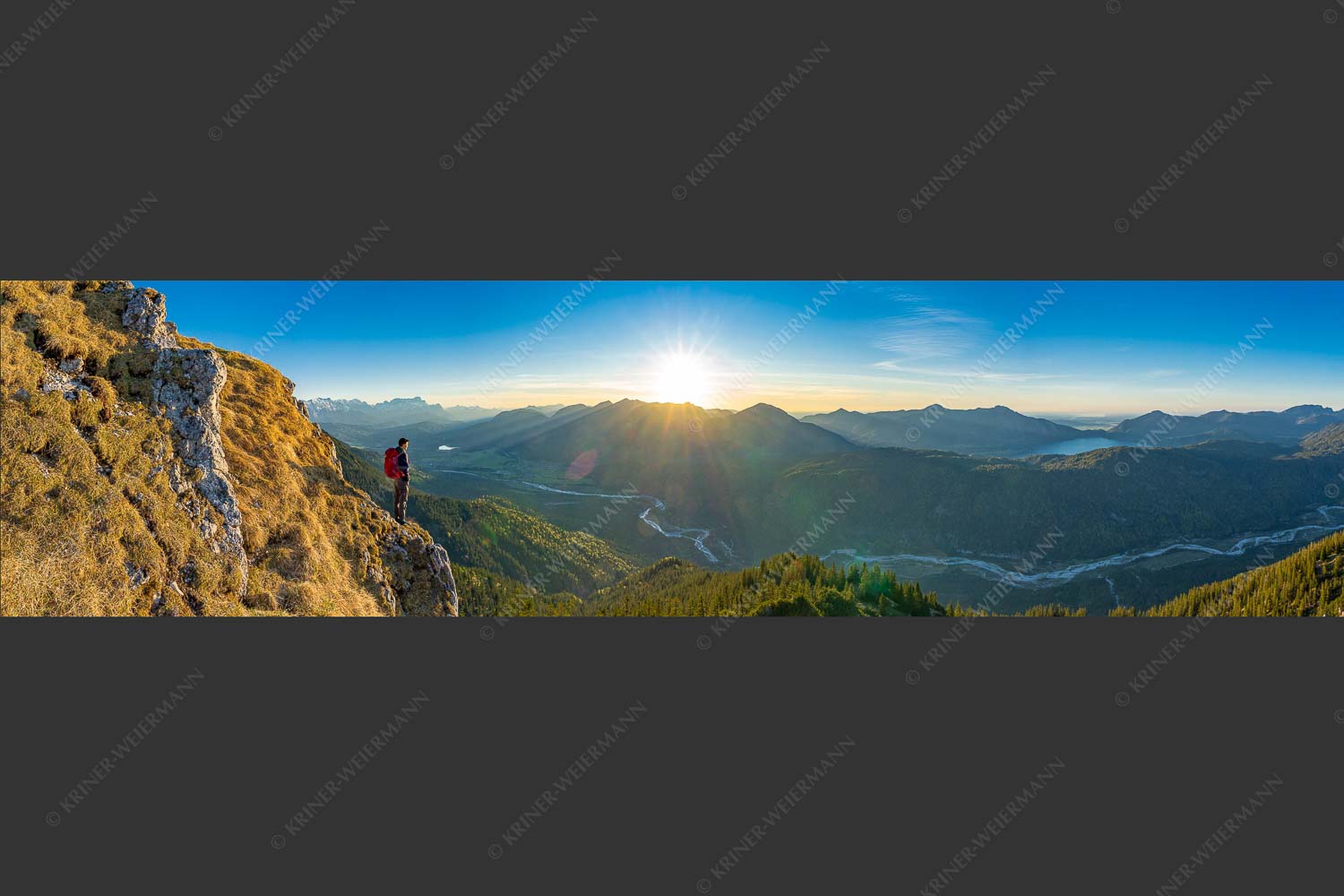 Blick übers Isartal und Walchensee in den Sonnenuntergang - Isartal und Walchensee 4:1 -- Bergsteiger blickt ins Obere Isartal - mehr Infos bei www.Kriner-Weiermann.de