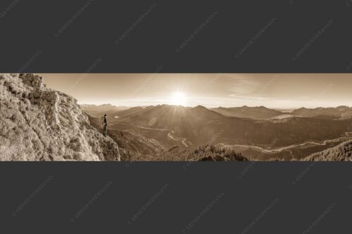 Blick übers Isartal und Walchensee in den Sonnenuntergang - Isartal und Walchensee 4:1 sepia -- Bergsteiger blickt ins Obere Isartal - mehr Infos bei www.Kriner-Weiermann.de