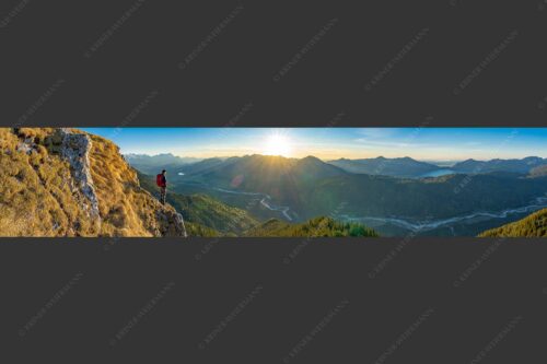 Blick übers Isartal und Walchensee in den Sonnenuntergang - Isartal und Walchensee 5:1  -- Bergsteiger blickt ins Obere Isartal - mehr Infos bei www.Kriner-Weiermann.de