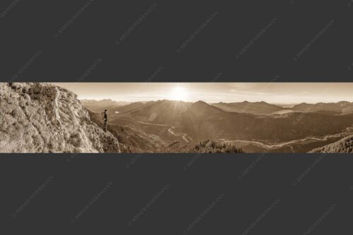 Blick übers Isartal und Walchensee in den Sonnenuntergang - Isartal und Walchensee 5:1 sepia -- Bergsteiger blickt ins Obere Isartal - mehr Infos bei www.Kriner-Weiermann.de