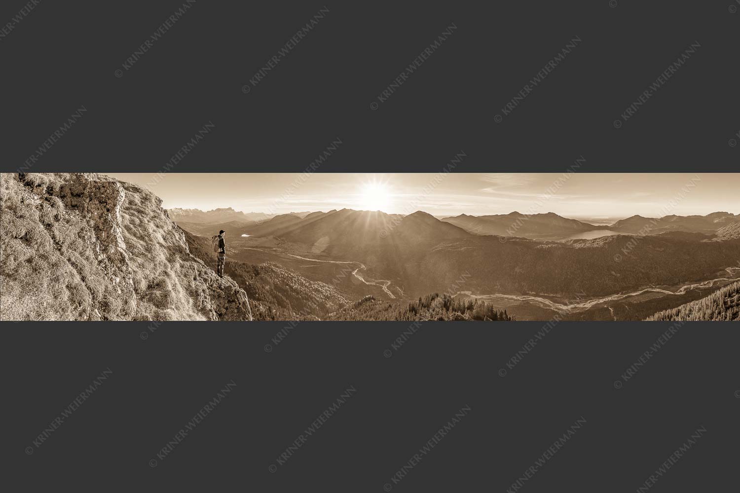 Blick übers Isartal und Walchensee in den Sonnenuntergang - Isartal und Walchensee 5:1 sepia -- Bergsteiger blickt ins Obere Isartal - mehr Infos bei www.Kriner-Weiermann.de