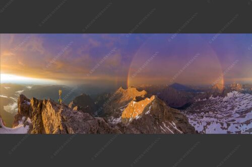 Bergsteiger am Zugspitzgipfel. Blick über Gipfel und Jubiläumsgrat zur Alpspitze - it is magic 2,5:1  -- Zugspitz-Bergsteiger mit Regenbogen an Alpspitze - mehr Infos bei www.Kriner-Weiermann.de