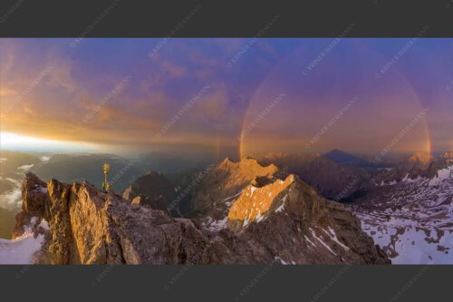 Bergsteiger am Zugspitzgipfel. Blick über Gipfel und Jubiläumsgrat zur Alpspitze - it is magic 2:1  -- Zugspitz-Bergsteiger mit Regenbogen an Alpspitze - mehr Infos bei www.Kriner-Weiermann.de