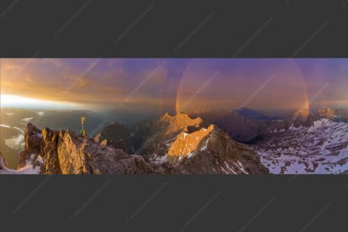 Bergsteiger am Zugspitzgipfel. Blick über Gipfel und Jubiläumsgrat zur Alpspitze - it is magic 3:1  -- Zugspitz-Bergsteiger mit Regenbogen an Alpspitze - mehr Infos bei www.Kriner-Weiermann.de