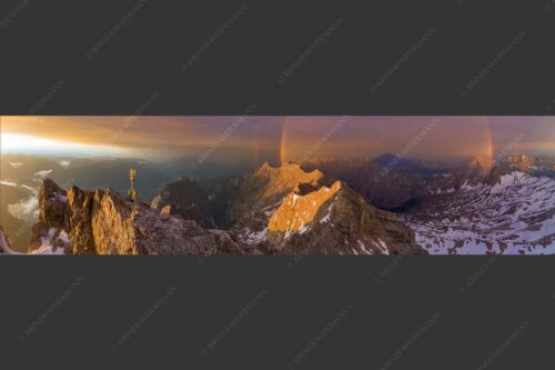 Bergsteiger am Zugspitzgipfel. Blick über Gipfel und Jubiläumsgrat zur Alpspitze - it is magic 4:1  -- Zugspitz-Bergsteiger mit Regenbogen an Alpspitze - mehr Infos bei www.Kriner-Weiermann.de