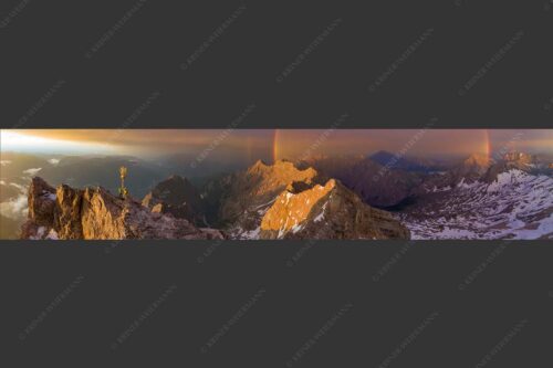 Bergsteiger am Zugspitzgipfel. Blick über Gipfel und Jubiläumsgrat zur Alpspitze - it is magic 5:1  -- Zugspitz-Bergsteiger mit Regenbogen an Alpspitze - mehr Infos bei www.Kriner-Weiermann.de