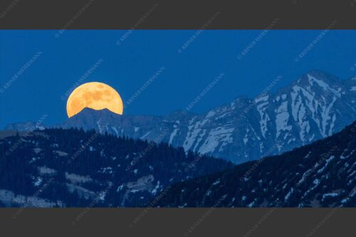 Vollmondaufgang im Karwendel - Karwendelmond 2:1  -- Vollmond im Karwendel - mehr Infos bei www.Kriner-Weiermann.de