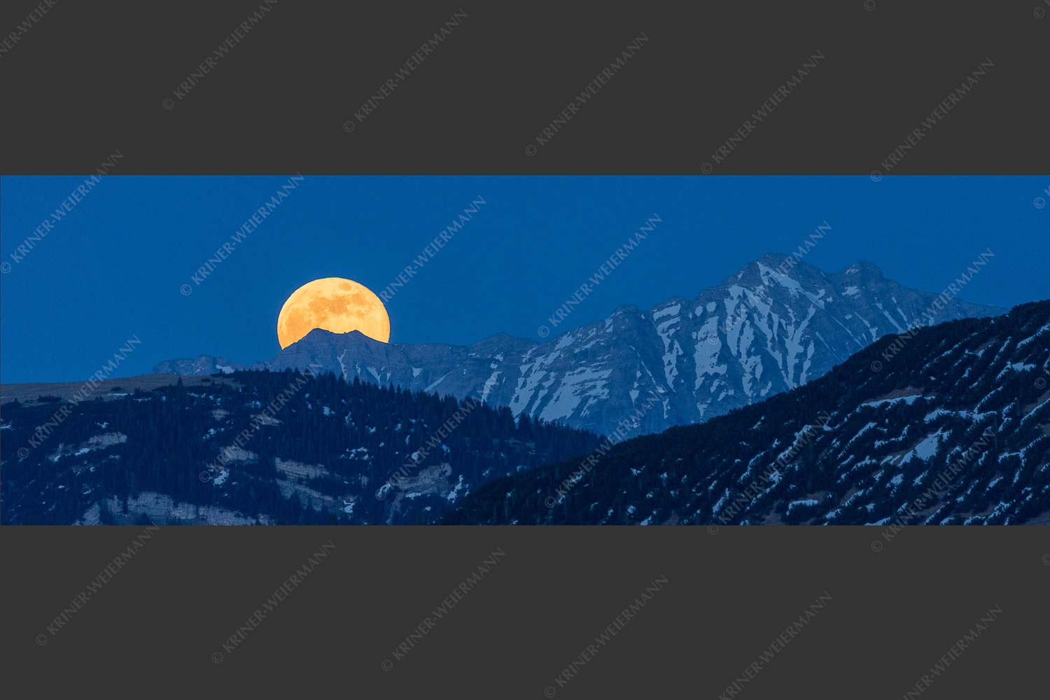Vollmondaufgang im Karwendel - Karwendelmond 3:1 -- Vollmond im Karwendel - mehr Infos bei www.Kriner-Weiermann.de