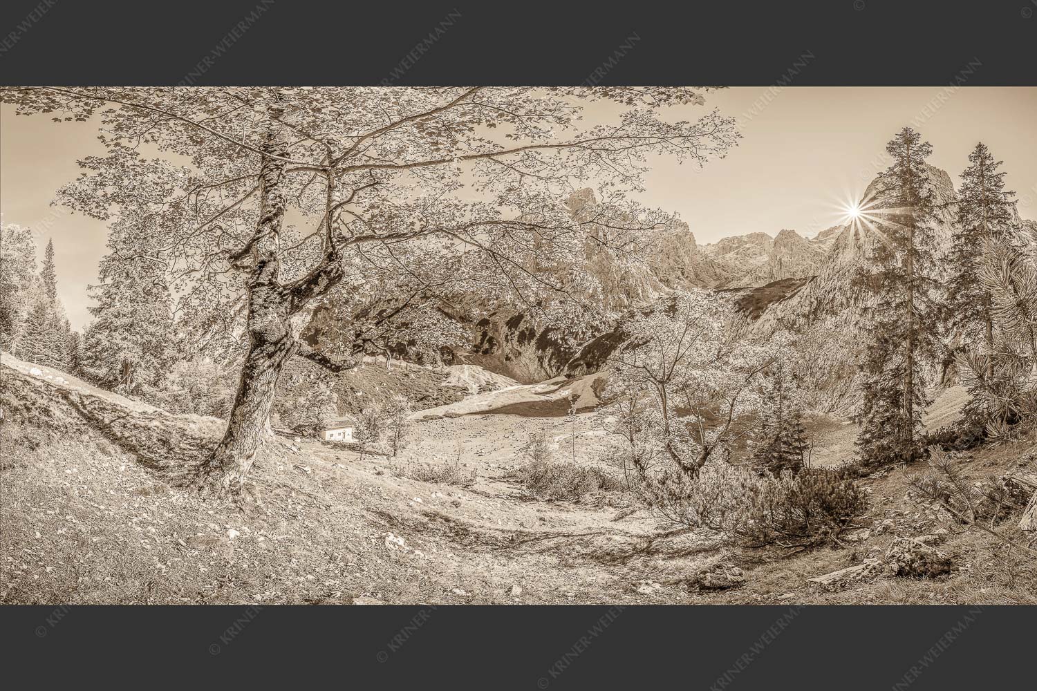 Letzte Sonne im Oberreintal im Wetterstein - Keiner mehr da! 2:1 sepia -- Herbst Ahorn mit Oberreintalhütte - mehr Infos bei www.Kriner-Weiermann.de