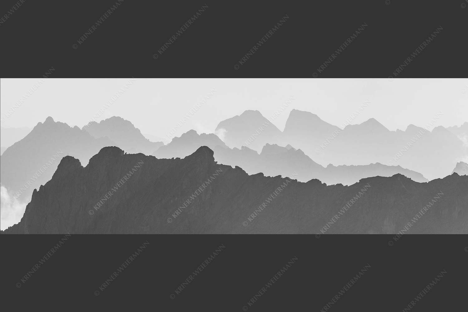 Blick über Dreitorspitzen Wörner und Östliche Karwendelspitze - Ketten 3:1 sw -- Silhouetten Wetterstein und Karwendel - mehr Infos bei www.Kriner-Weiermann.de