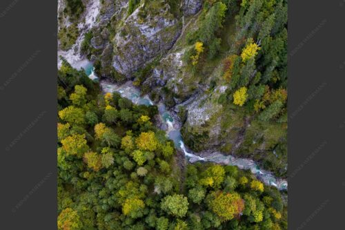 Die ersten Herbstboten in der Finzklamm im Estergebirge - Klammheimlich 1:1  -- Herbstfärbung in der Finzklamm - mehr Infos bei www.Kriner-Weiermann.de
