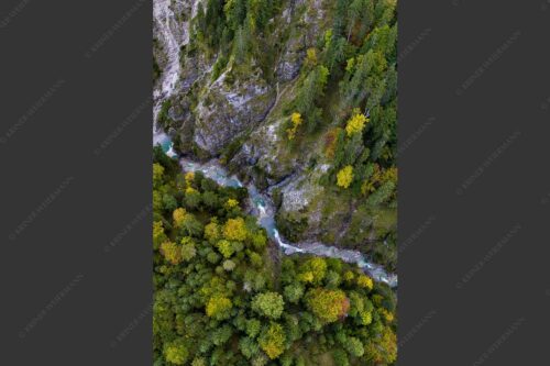 Die ersten Herbstboten in der Finzklamm im Estergebirge - Klammheimlich 2:3  -- Herbstfärbung in der Finzklamm - mehr Infos bei www.Kriner-Weiermann.de
