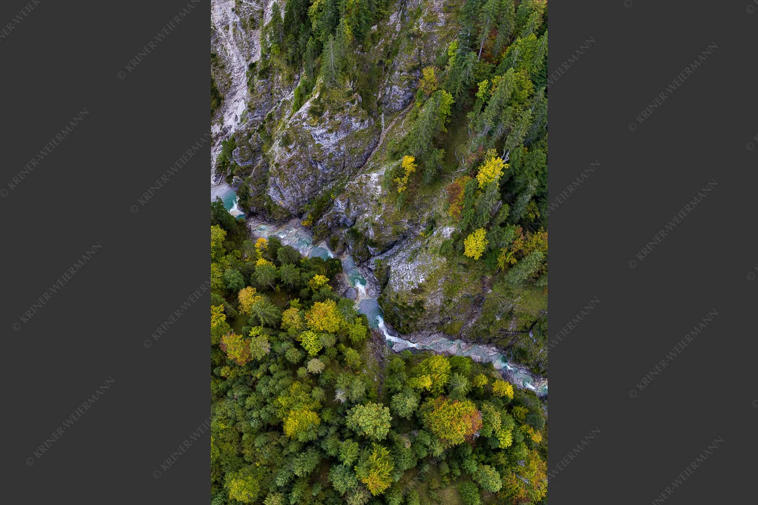 Die ersten Herbstboten in der Finzklamm im Estergebirge - Klammheimlich 2:3 -- Herbstfärbung in der Finzklamm - mehr Infos bei www.Kriner-Weiermann.de