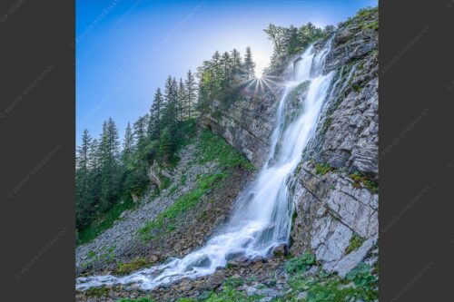Unterhalb der Soiernhütte fällt dieser eiskalte und klare Wasserfall in das Fischbachtal - Klarer Fall 1:1  -- Wasserfall im Soierngebirge - mehr Infos bei www.Kriner-Weiermann.de