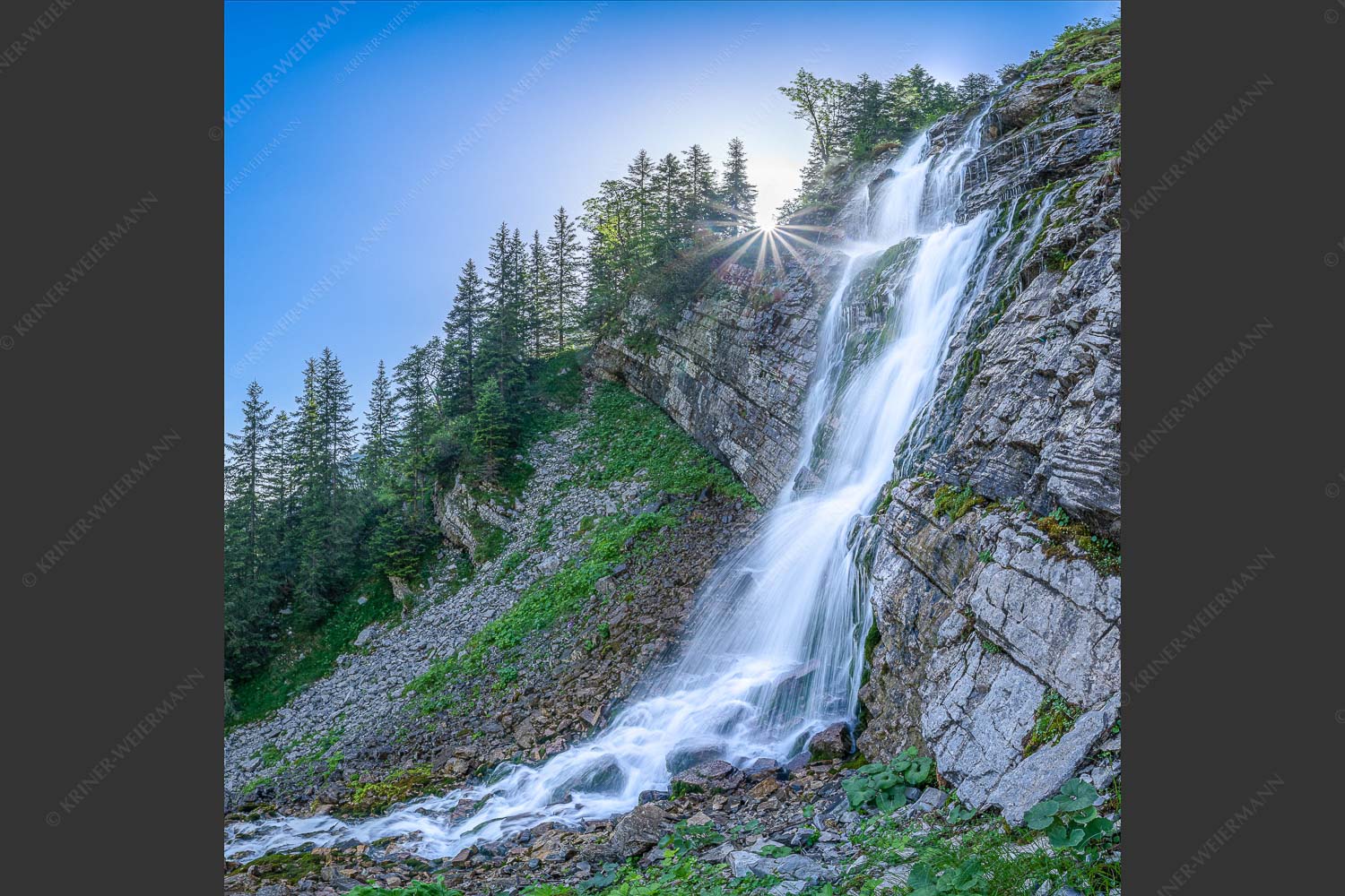 Unterhalb der Soiernhütte fällt dieser eiskalte und klare Wasserfall in das Fischbachtal - Klarer Fall 1:1 -- Wasserfall im Soierngebirge - mehr Infos bei www.Kriner-Weiermann.de