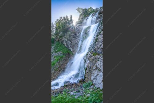 Unterhalb der Soiernhütte fällt dieser eiskalte und klare Wasserfall in das Fischbachtal - Klarer Fall 1:2  -- Wasserfall im Soierngebirge - mehr Infos bei www.Kriner-Weiermann.de