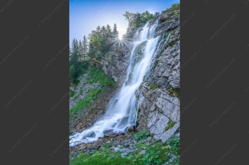Unterhalb der Soiernhütte fällt dieser eiskalte und klare Wasserfall in das Fischbachtal - Klarer Fall 2:3  -- Wasserfall im Soierngebirge - mehr Infos bei www.Kriner-Weiermann.de
