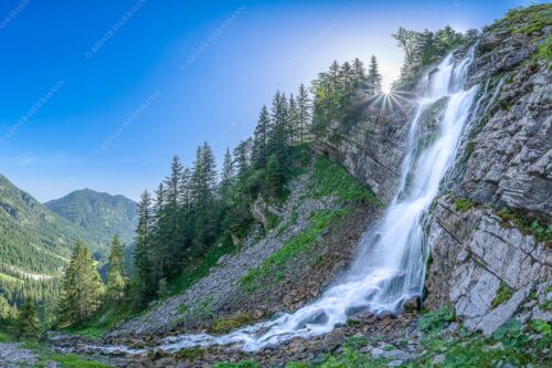 Unterhalb der Soiernhütte fällt dieser eiskalte und klare Wasserfall in das Fischbachtal - Klarer Fall 3:2  -- Wasserfall im Soierngebirge - mehr Infos bei www.Kriner-Weiermann.de