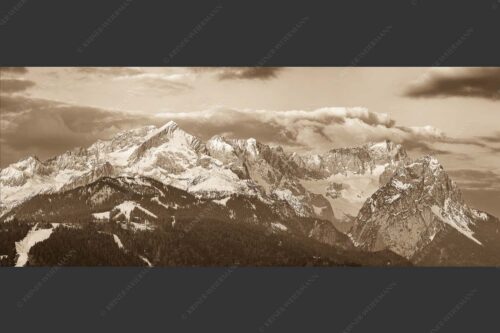 Blick auf Zugspitzmassiv mit Alpspitze, Zugspitze und Waxenstein - Klassikerkette 2,5:1 sepia -- Alpspitze Zugspitze und Waxenstein - mehr Infos bei www.Kriner-Weiermann.de