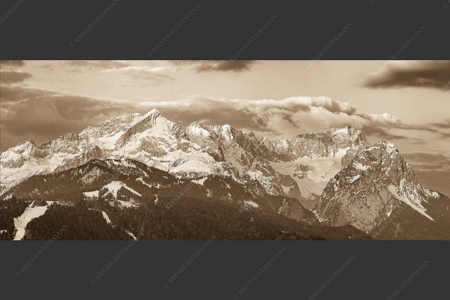 Blick auf Zugspitzmassiv mit Alpspitze, Zugspitze und Waxenstein - Klassikerkette 2,5:1 sepia -- Alpspitze Zugspitze und Waxenstein - mehr Infos bei www.Kriner-Weiermann.de